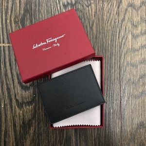 ✨NWT Salvatore Ferragamo card holder✨